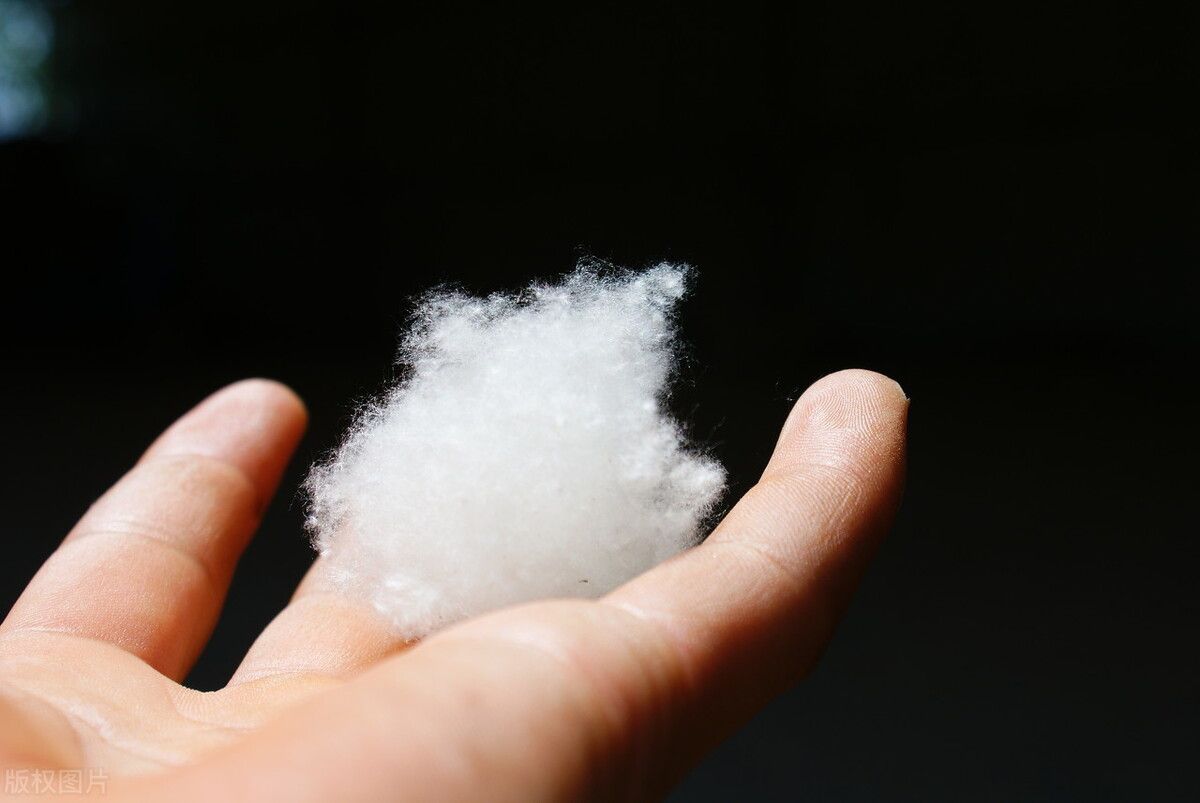 羽绒棉的填充物,就不是羽绒啦,而是类似羽毛的棉纤维.何为羽绒棉?