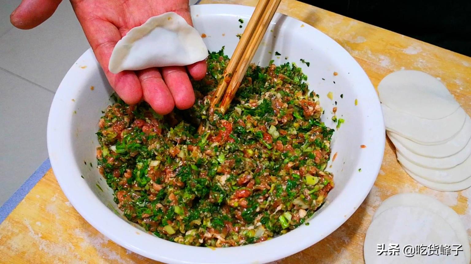 调荠菜肉的饺子时加入花椒水是饺子味道鲜美的关键,既能去除肉的腥味