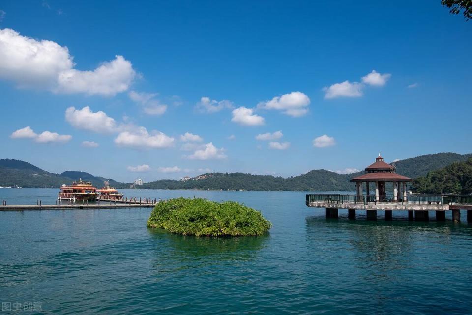 日月潭是台湾省最大的天然淡水湖,广阔清澈,群山环抱.