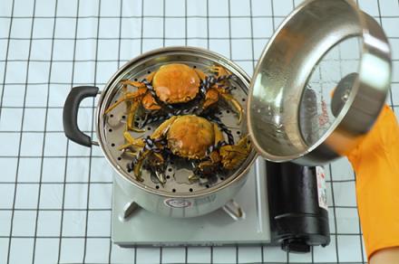 螃蟹通常在冷水下锅后须要蒸15～20分钟的时光,若是应用高压锅只需8