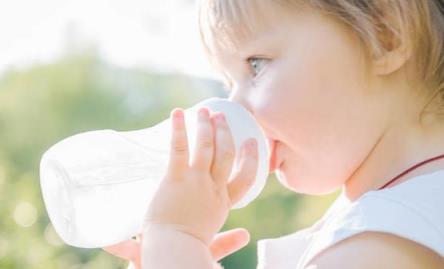 给婴幼儿喝水的讲究 判断喝水是否不够主要还是看尿量